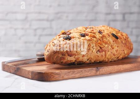 Nahaufnahme von gebackenem Brauenbrot auf Schneidebrett . Stockfoto