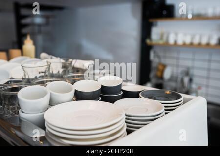 Eine Küchenarbeitsfläche und ein Waschbecken mit Geschirr. Stockfoto
