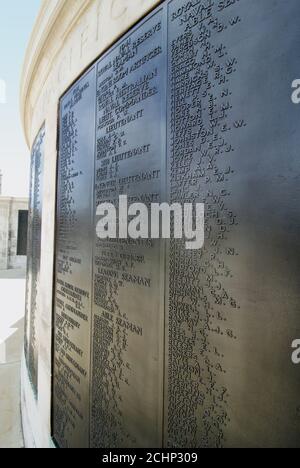 Unabhängig von Rang, im Tod sind gleich auf einer Tafel am Plymouth Naval war Memorial.auf Plymouth Hoe. Gedenken an 6,200 Marinepersonal aus dem 1. Weltkrieg und Stockfoto