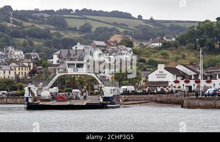 Die höhere Fähre kommt auf der Dartmouth-Seite von seiner River Dart Crossing Stockfoto