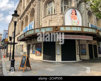 Das Novello Theatre im Londoner West End wurde seit dem 16. März 2020 als Folge der COVID-19-Pandemie geschlossen und an Bord gebracht. Stockfoto