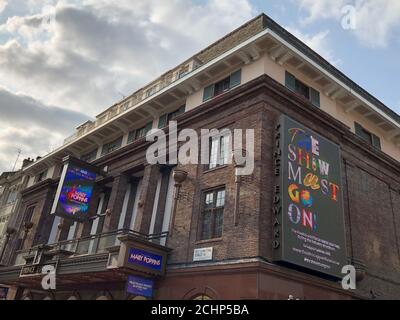 Das Prince Edward Theater im Londoner West End wurde seit dem 16. März 2020 aufgrund der COVID-19 Pandemie geschlossen. Ein großes digitales Display fordert ‘The Show Must Go On’, zur Unterstützung der verwüsteten Unterhaltungsindustrie des Vereinigten Königreichs. Stockfoto