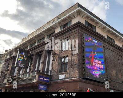 Das Prince Edward Theater im Londoner West End wurde seit dem 16. März 2020 aufgrund der COVID-19 Pandemie geschlossen. Eine digitale Anzeige drängt ‘die Show muss weiter gehen’, zur Unterstützung der britischen verwüsteten Unterhaltungsindustrie. Stockfoto