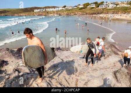 Polzeath, Cornwall, Großbritannien. September 2020. Urlauber genießen am Polzeath Beach an der Atlantikküste von North Cornwall warmen Sonnenschein. Stockfoto