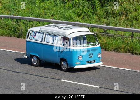 1971 70s blau weiß Kombi, VW Volkswagen Caravans und Reisemobile, Wohnmobil auf britischen Straßen, Wohnmobil Freizeitfahrzeug, Familienurlaub, Caravanette Urlaub, Touring Caravan Urlaub, van Umbauten, Vanagon autohome, Leben auf der Straße, Bay Window Dormobile Stockfoto