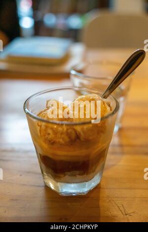Kalte Brew Eiskaffee Affogato, Vanilla Ice-Cream in einem Glas auf Holztisch Hintergrund in vietnamesischen Café. Essen und Trinken Konzept. Stockfoto