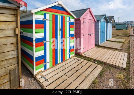 Typische Strandhütten an der Strandpromenade von Budleigh Salterton, einer kleinen Stadt an der Südküste mit einem steinigen Strand in East Devon, Südwestengland Stockfoto