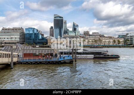 London Stadtbild, aufgenommen von der Southbank. Die bekannten Gebäude sind NatWest Tower, Cheesegrater, der Skalpell und die Walkie Talkie. Stockfoto