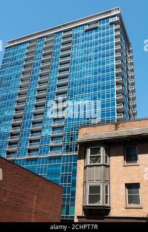 Hohes Gebäude mit Balkonen in der Nähe von 2nd und Lenora in Belltown in Seattle, Washington. Stockfoto