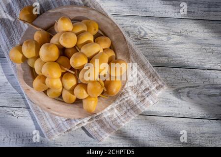 Datteln oder Dattelpalme in Holzschale auf Holzhintergrund. Stockfoto
