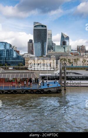 London Stadtbild, aufgenommen von der Southbank. Die bekannten Gebäude sind NatWest Tower, Cheesegrater, der Skalpell und die Walkie Talkie. Stockfoto