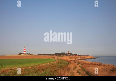 Ein Blick auf den Wanderweg in North Norfolk im Spätsommer von Cart Gap in Richtung Happisburgh, Norfolk, England, Großbritannien. Stockfoto
