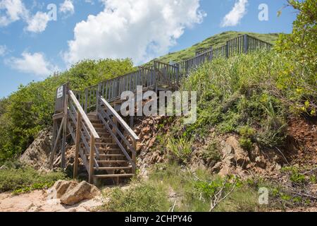Strandtreppen auf steilen, felsigen Hügeln an der Isaac Bay am abgelegenen östlichen Ende von St. Croix auf den US Virgin Islands Stockfoto