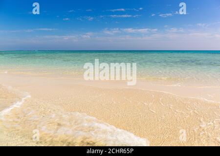 Weißer Sandstrand mit Meeresblick Stockfoto