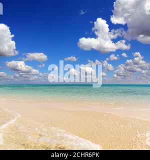 Weißer Sandstrand mit Meeresblick Stockfoto
