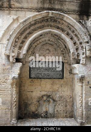 Antikes Tor unter einem kunstvollen Steingewölbe an der Via Dolorosa Stockfoto