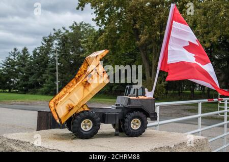 Ein lustiges Spielzeug Dumper LKW oder LKW mit der kanadischen Flagge. Stockfoto