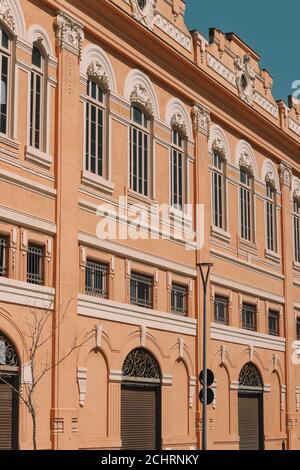 Vertikale Low-Angle-Aufnahme eines Gebäudes Stockfoto