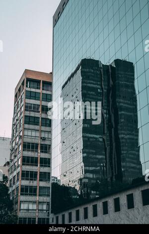 Vertikale Low-Angle-Aufnahme eines Gebäudes Stockfoto