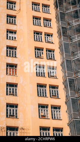 Vertikale Low-Angle-Aufnahme eines Gebäudes Stockfoto