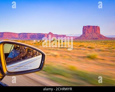 Sonnenuntergang am Monument Valley vom Auto, Arizona Utah Grenze Stockfoto