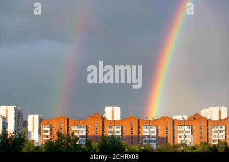 Ein Regenbogen erschien über den Häusern nach dem Regen Stockfoto