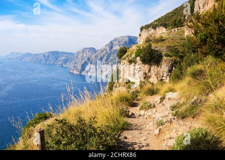 Der Wanderweg Sentiero degli Dei (Pfad der Götter) entlang der Amalfiküste von Agerola nach Nocelle, Provinz Salerno, Kampanien, Italien. Stockfoto