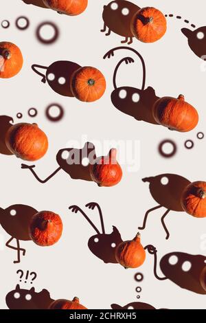 Muster von vielen verschiedenen Kürbissen mit einem harten Schatten auf einem grauen Hintergrund. Halloween-Konzept Stockfoto