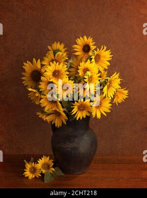 Stillleben mit Sonnenblumen im alten Tontopf. Stockfoto