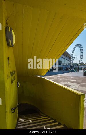 Das leere London mit Southbank Centre, Festival Hall und dem London Eye lag während der Lockdown-Lockerung verlassen. Stockfoto