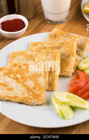 Köstliche türkische Küche Gozleme - Gozleme gefüllte Gebäck Stockfoto