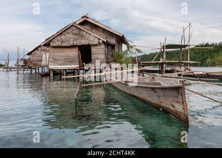 Meer Zigeuner bajo Stamm schwimmenden Dorf. Indonesien Stockfoto