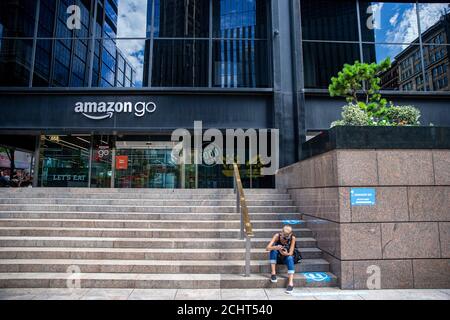 Eine Frau passiert das jetzt geschlossene Brooks Brothers Geschäft in der Church St. in New York City, 23. August 2020. (Foto: Gordon Donovan) Stockfoto