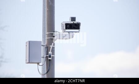 Radar zur Festsetzung der Geschwindigkeit von Autos auf der Straße Stockfoto