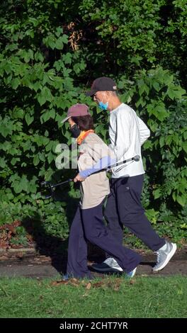 Ein Paar auf einem leichten Joggen in einem Park in Flushing, Queens, New York. Stockfoto