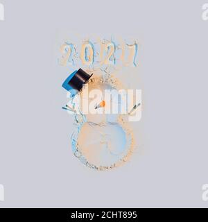 Ein Schneemann aus Mehl mit Karotten und Streichhölzern. Neujahrskonzept Postkarte 2021 Stockfoto