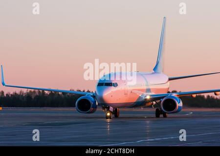 Rollende Flugzeuge in der früh purpurrot Stockfoto