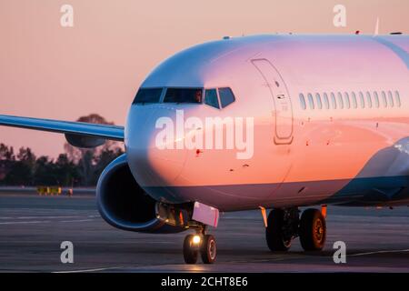 Rollende Flugzeuge in der früh purpurrot Stockfoto
