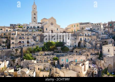 Blick auf die typischen Häuser der alten Steinstadt Matera (Sassi di Matera), Basilicata, Italien. Im Hintergrund Matera Kathedrale. Stockfoto