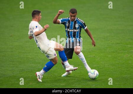 13. September 2020; Arena do Gremio Stadion, Porto Alegre, Brasilien; Brasilianische Serie A, Gremio gegen Fortaleza; Alisson von Gremio in Angriff genommen von Osvaldo von Fortaleza Stockfoto