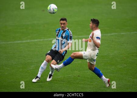 13. September 2020; Arena do Gremio Stadium, Porto Alegre, Brasilien; Brasilianische Serie A, Gremio gegen Fortaleza; Robinho von Gremio spielt den Ball an Osvaldo von Fortaleza vorbei Stockfoto