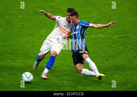 13. September 2020; Arena do Gremio Stadion, Porto Alegre, Brasilien; Brasilianische Serie A, Gremio gegen Fortaleza; Darlan von Gremio gehalten von Romarinho von Fortaleza Stockfoto