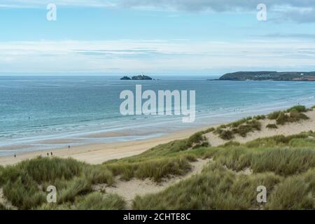 Blick auf den Godrevy Leuchtturm vom Upton Towan Strand in Gwihian, Cornwall, Großbritannien. Aufgenommen am 20. August 2020. Stockfoto