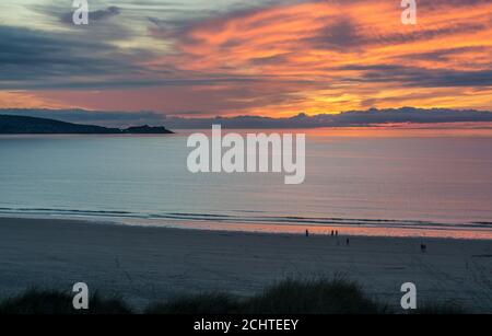 Sonnenuntergang über St Ives vom Upton Towans Strand in Gwihian, Cornwall, Großbritannien. Aufgenommen am 15. August 2020. Stockfoto