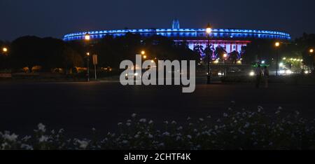 Neu Delhi, Indien. September 2020. Ein Blick auf Indian Parliament House, Sansad Bhavan.LED-Beleuchtung für Indian Parliament House außen. Inmitten COVID-19 Pandemie indischen Parlament wieder. In einer ersten Vereinbarung dieser Art in der Geschichte des indischen Parlaments werden Rajya Sabha und Lok Sabha turnusweise Sitzungen unter Berücksichtigung der sozialen Distanzierungsnormen aufgrund der Coronavirus-Pandemie während der Monsunsitzung zwischen dem 14. September und dem 1. Oktober haben. Quelle: PRASOU/Alamy Live News Stockfoto