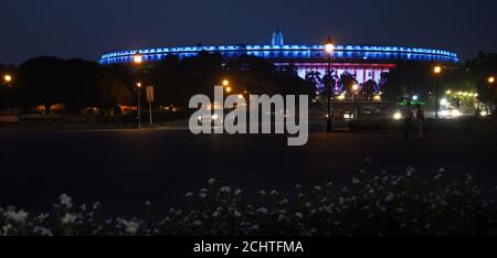 Neu Delhi, Indien. September 2020. Ein Blick auf Indian Parliament House, Sansad Bhavan.LED-Beleuchtung für Indian Parliament House außen. Inmitten COVID-19 Pandemie indischen Parlament wieder. In einer ersten Vereinbarung dieser Art in der Geschichte des indischen Parlaments werden Rajya Sabha und Lok Sabha turnusweise Sitzungen unter Berücksichtigung der sozialen Distanzierungsnormen aufgrund der Coronavirus-Pandemie während der Monsunsitzung zwischen dem 14. September und dem 1. Oktober haben. Quelle: PRASOU/Alamy Live News Stockfoto