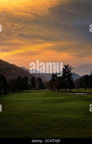 Schöner bunter Himmel bei Sonnenuntergang über den Bergen im Norden Carolina Stockfoto