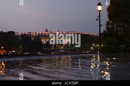 Neu Delhi, Indien. September 2020. Ein Blick auf Indian Parliament House, Sansad Bhavan.LED-Beleuchtung für Indian Parliament House außen. Inmitten COVID-19 Pandemie indischen Parlament wieder. In einer ersten Vereinbarung dieser Art in der Geschichte des indischen Parlaments werden Rajya Sabha und Lok Sabha turnusweise Sitzungen unter Berücksichtigung der sozialen Distanzierungsnormen aufgrund der Coronavirus-Pandemie während der Monsunsitzung zwischen dem 14. September und dem 1. Oktober haben. Quelle: PRASOU/Alamy Live News Stockfoto