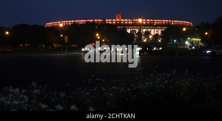 Neu Delhi, Indien. September 2020. Ein Blick auf Indian Parliament House, Sansad Bhavan.LED-Beleuchtung für Indian Parliament House außen. Inmitten COVID-19 Pandemie indischen Parlament wieder. In einer ersten Vereinbarung dieser Art in der Geschichte des indischen Parlaments werden Rajya Sabha und Lok Sabha turnusweise Sitzungen unter Berücksichtigung der sozialen Distanzierungsnormen aufgrund der Coronavirus-Pandemie während der Monsunsitzung zwischen dem 14. September und dem 1. Oktober haben. Quelle: PRASOU/Alamy Live News Stockfoto
