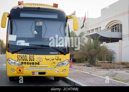 Gelber Schulbus in Abu Dhabi, Vereinigte Arabische Emirate, Dubai, Emirate, Golf, Mittlerer Osten. Awareness Zeichen und Symbol wurde in arabischer Sprache geschrieben Stockfoto